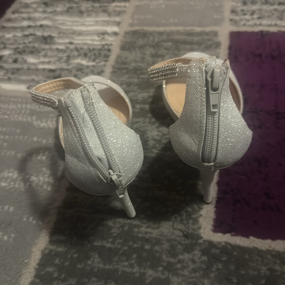 Silver heels - Picture 2 of 5
